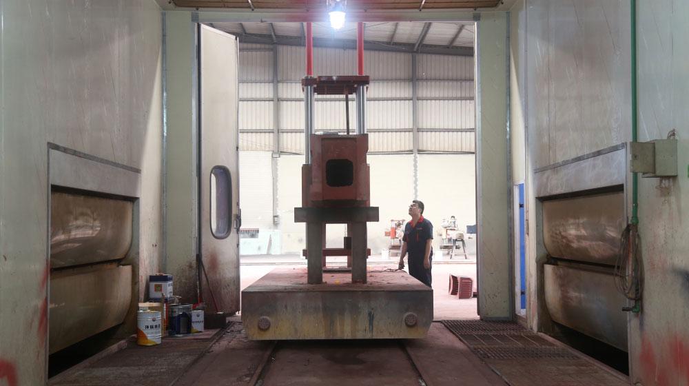 Нанесение краски на поверхность оборудования 